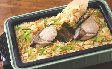 ホットプレートで！炊き込みご飯レシピ「おこげまで美味しいのよ！」