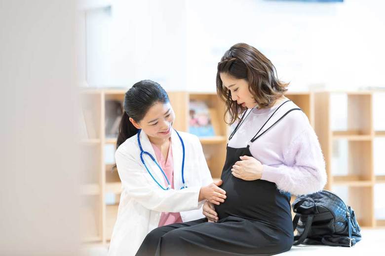 無痛分娩のデメリットを医師に確認する妊婦のイメージ