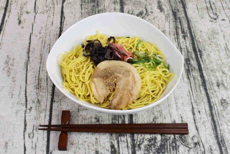 ファミマの人気のラーメン豚骨の旨み広がる焼ラーメンの実物画像03