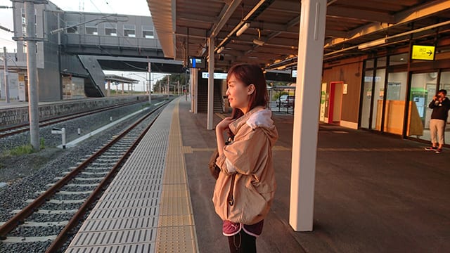 福島県富岡町　富岡駅のホームに差し込む朝陽を見る高橋さん