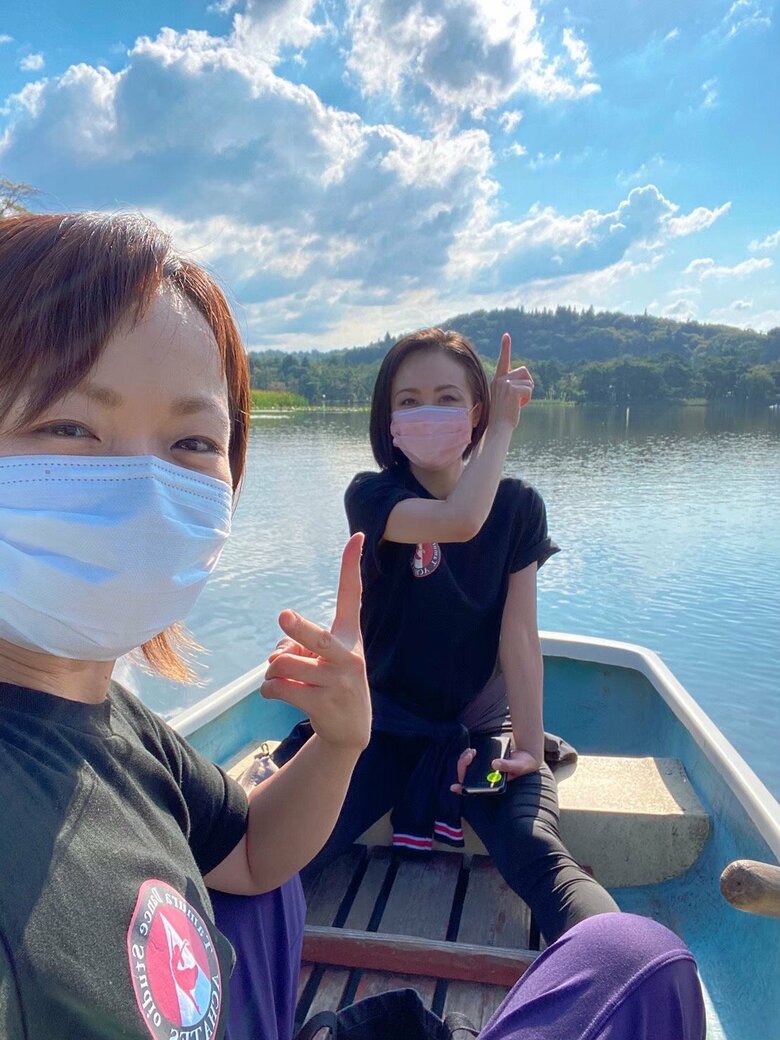 アシスタントの齋藤さん（写真手前）とボートを楽しむ田村さん（写真奥）オフの日には自然に触れることが多い
