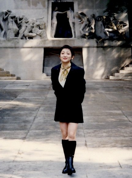 27歳のころに旅行で訪れたパリでの記念写真