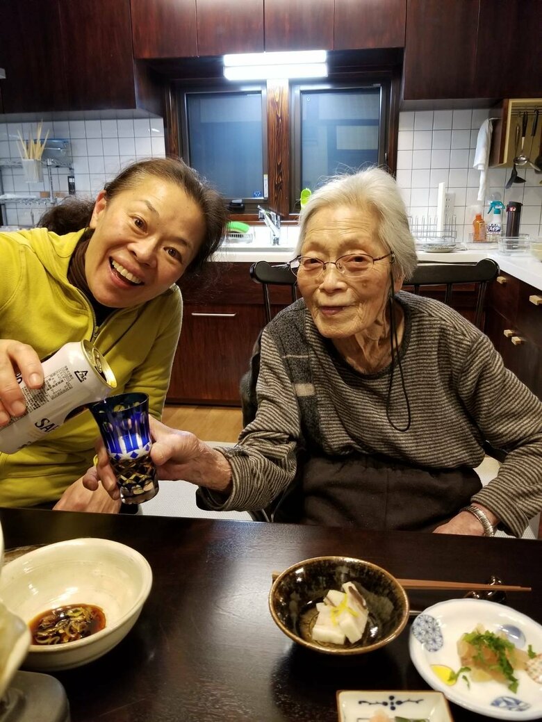 大好きなお酒をたしなむ母・須美子さん。母と娘の幸せなひととき