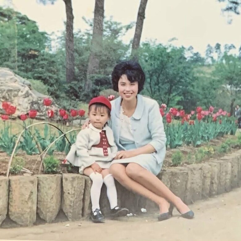 幼少期の香坂さんと母。旅が好きな人だったそう