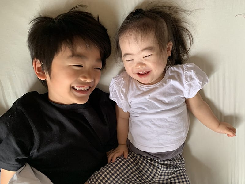 ダウン症を持つ愛子ちゃんと兄
