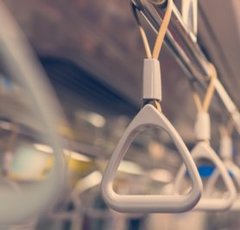 電車でもたれ掛かる人は男女問わず最悪…の声にネットで回避策が続出！