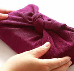 なぜ男性は同僚に配るお菓子を袋のまま床に直置きできるのか？