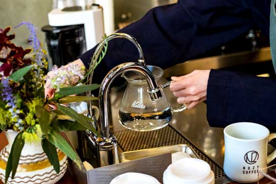 コーヒー用のお湯を注いでいるところ