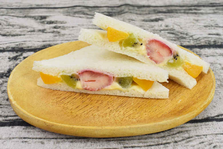 ローソンの人気スイーツ「八天堂監修 かすたーどミックスフルーツ」の実物画像