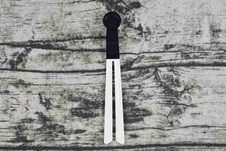 セリアのおすすめ雑貨「レトルト絞り＆カッター」の商品画像