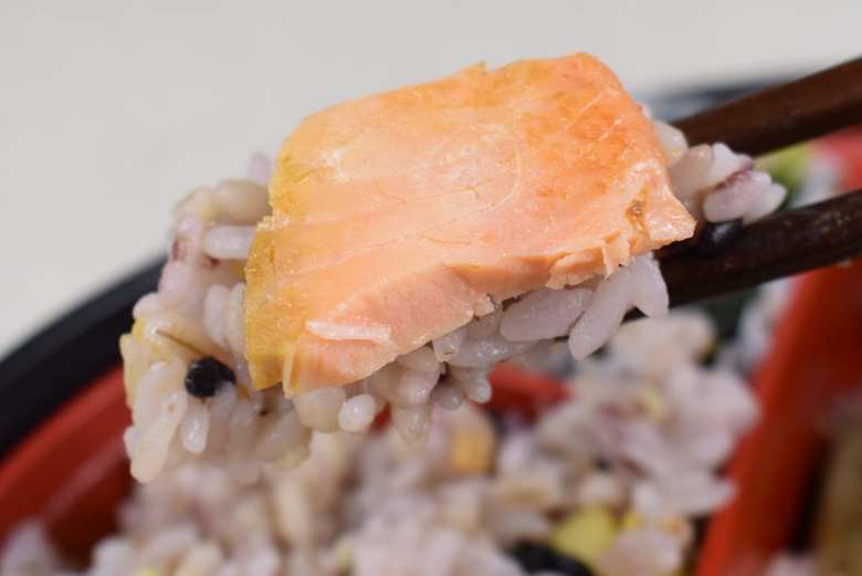 ナチュラルローソンの人気お弁当「十六穀ごはんといろいろおかずの幕の内」のアップ画像