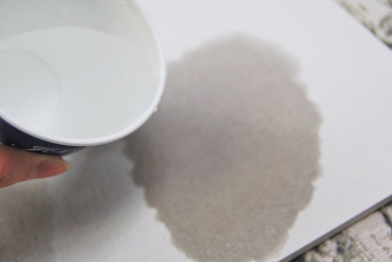 ダイソーのおすすめ商品「珪藻土水切りマット」の使用中画像