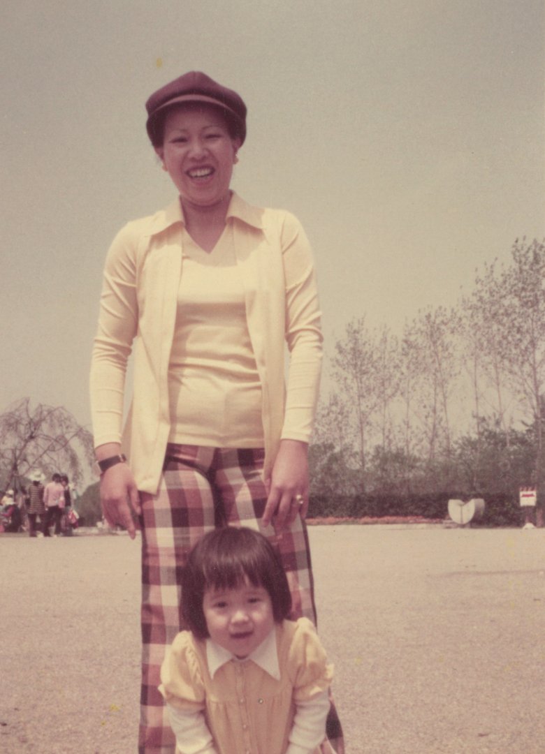 幼少期の高橋さん。お母さまと一緒に