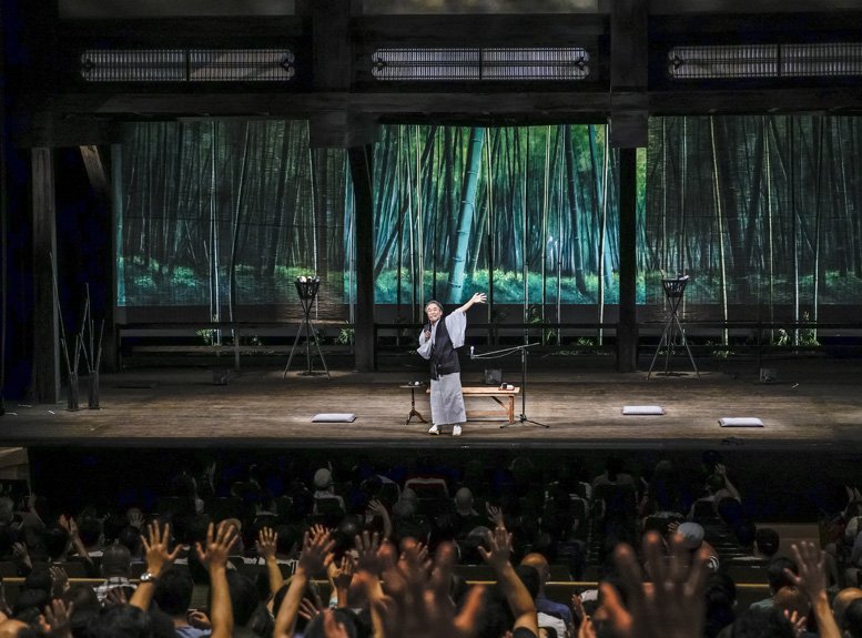 怪談ライブの会場で、客席と手を振りあう稲川さん