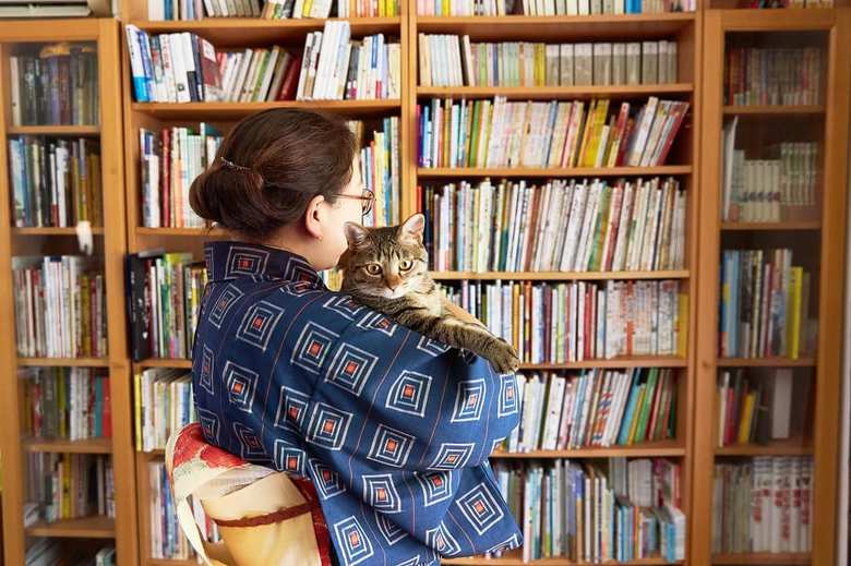 甘木さん自宅の書棚。絵本の蔵書は1000冊以上！