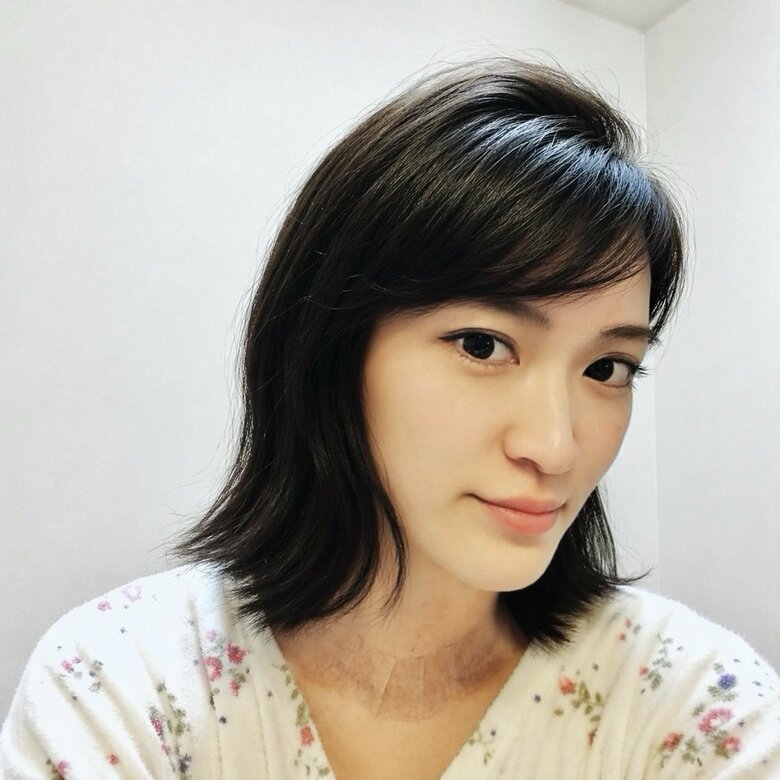 手術後、首にテープを貼っている写真