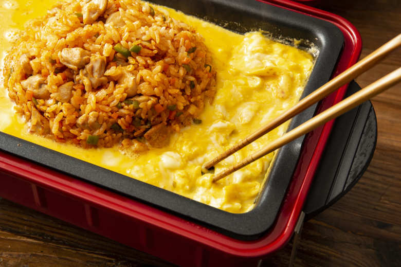 空いたところにバターを入れて溶かし、②を入れて蓋をする。ときどきふたを開けて卵を混ぜながら、好みの固さになったら火を止める。ケチャップ(分量外)を全体にかける。