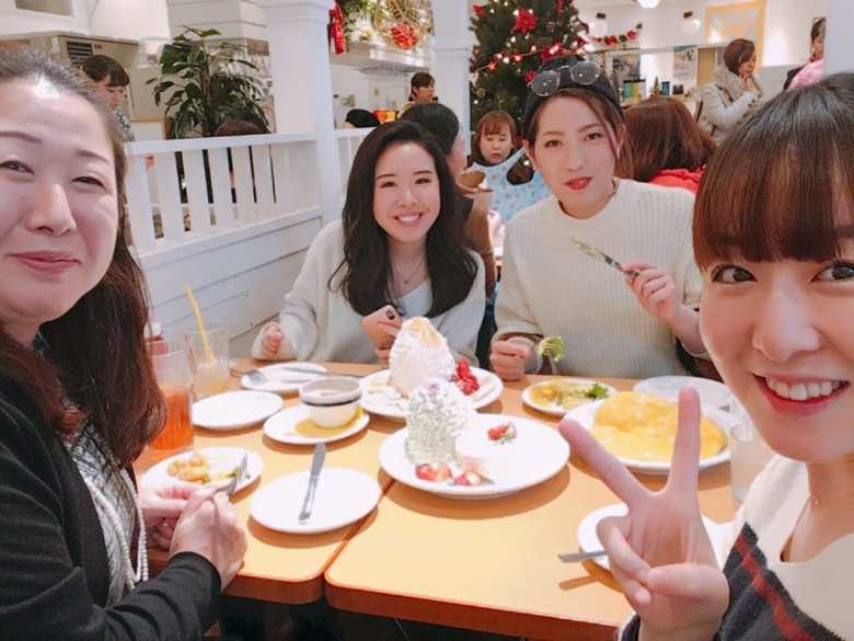 ぽっちさんのお母さま、妹さんと４人で食事に出かけた際の１枚。和気あいあいとした様子に仲の良さがうかがえる。