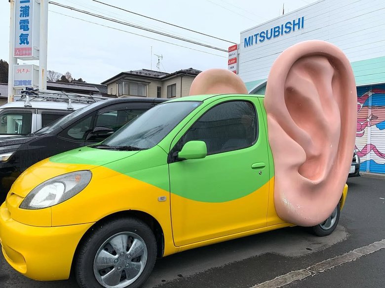 マギー審司さんのシンボルとも言える、でっかい耳をつけた「耳カー」