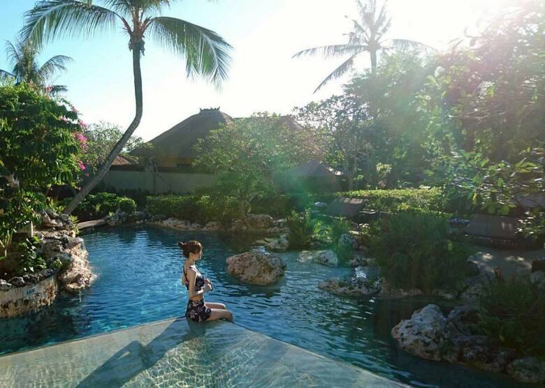 バリでプールを楽しむ藤原さん