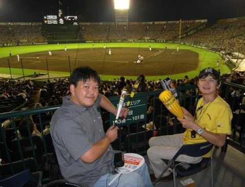 交渉が実り、リニューアルで見やすくなった甲子園の車いす席で観戦する佐藤さん（左）