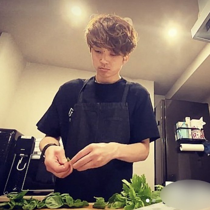 自宅にて料理中