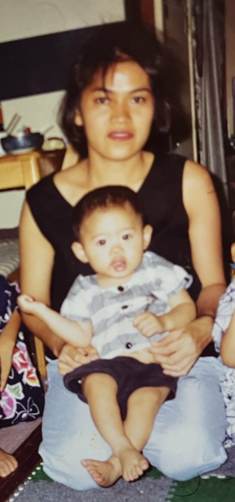 赤ちゃんの頃のハリウさんを抱っこする母、ヴィルマさん