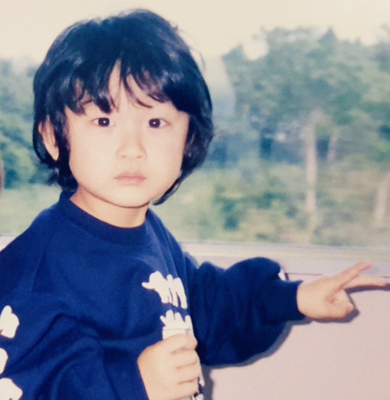 幼少期。特急列車内にて