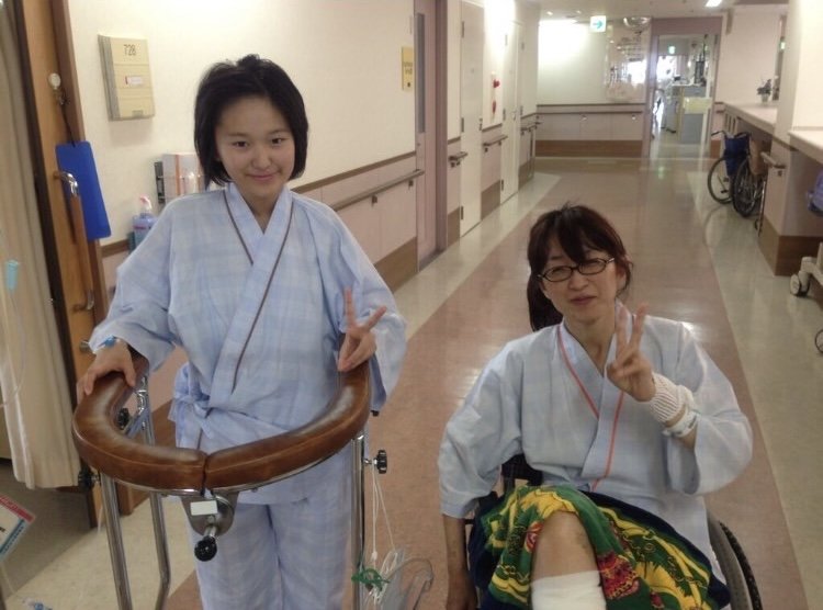 高校生のときの愛迷さんと、交通事故で入院したお母さん