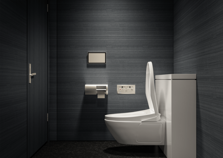 トイレ個室に10インチのディスプレイを設置し、混雑情報などを表示する