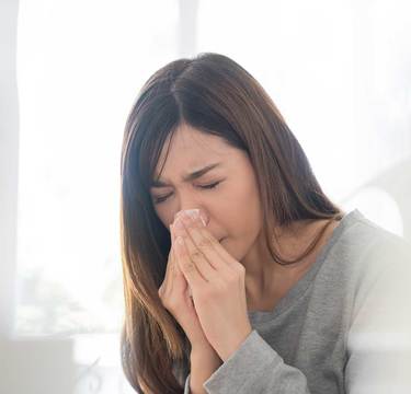 豪快なくしゃみだね!?デカい音に悩む女性たちの抗い