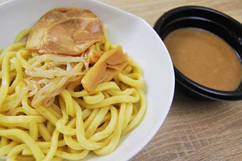 ファミマの人気ラーメン「冷し魚介豚骨つけ麺」の実物画像04