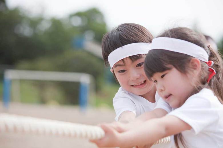 小学校の運動会、綱引きのイメージ