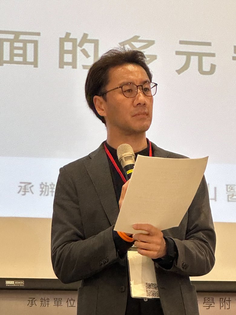 講演で認知症の経験を話す丹野智文さん