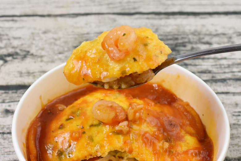 ナチュラルローソンの人気商品「ふんわり玉子のエビチリソース天津飯(1食分の野菜入り)」の実物画像
