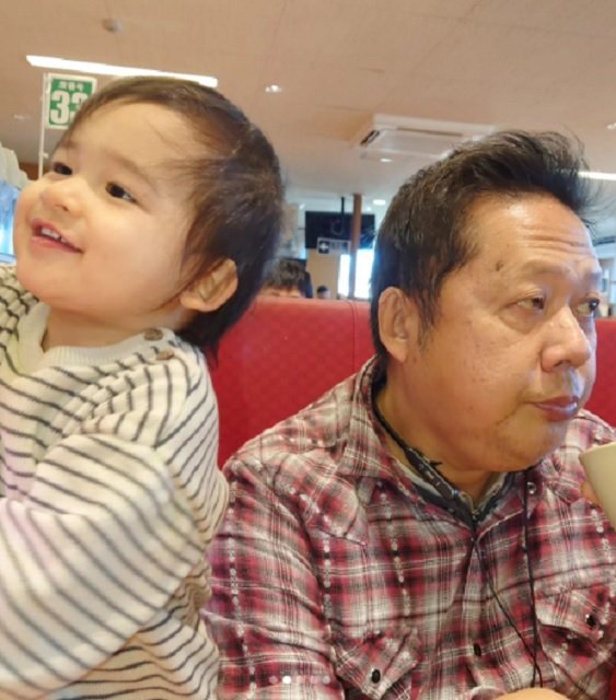 回転寿司を楽しむ山口さんと太郎くん