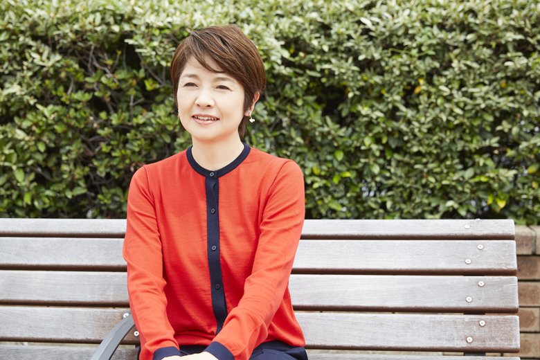 ベンチに座って穏やかにお話をされる西山さん