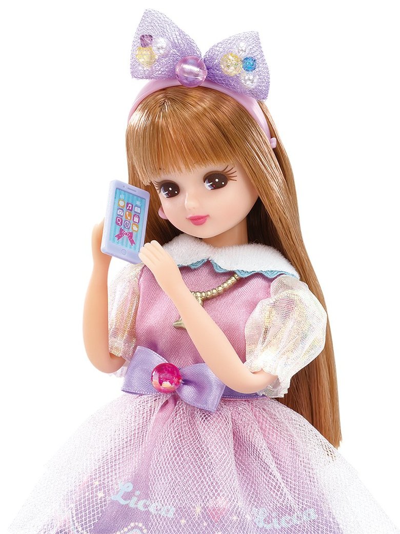 「リカちゃんでんわ」の電話番号などは「リカちゃん」の商品パッケージや年2回発行されるリカちゃんカタログに掲載されている