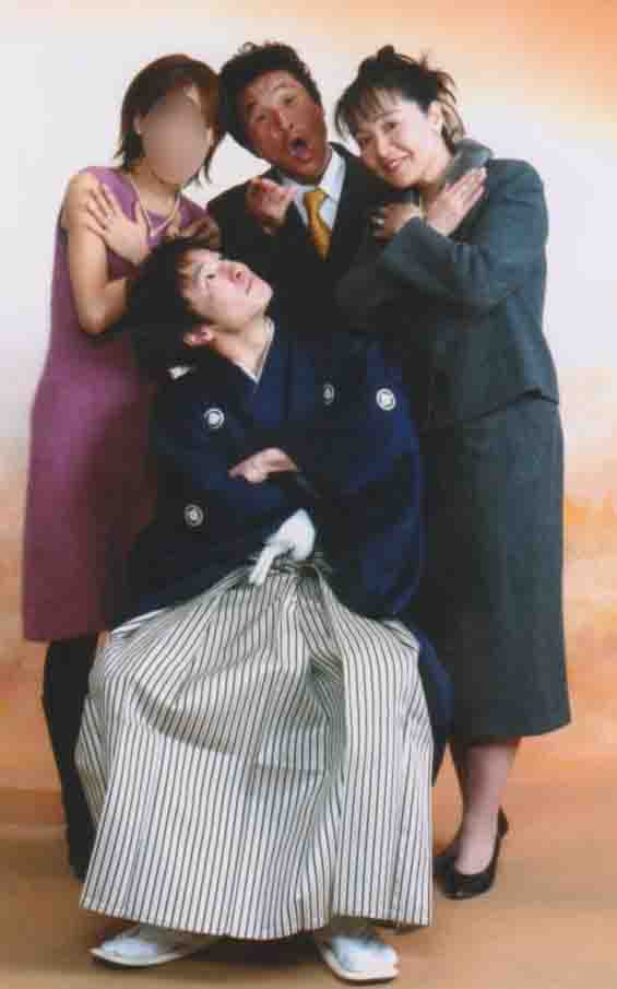 息子・間慎太郎の成人式に家族で記念撮影