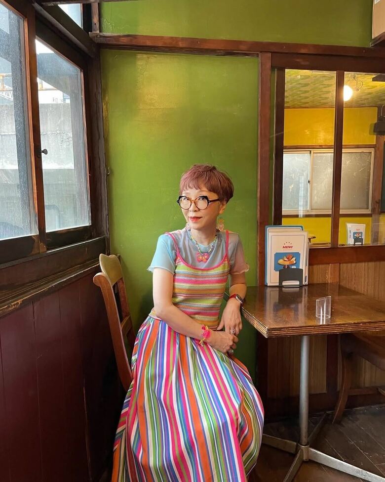 カラフルなストライプのロングスカートを着まわし