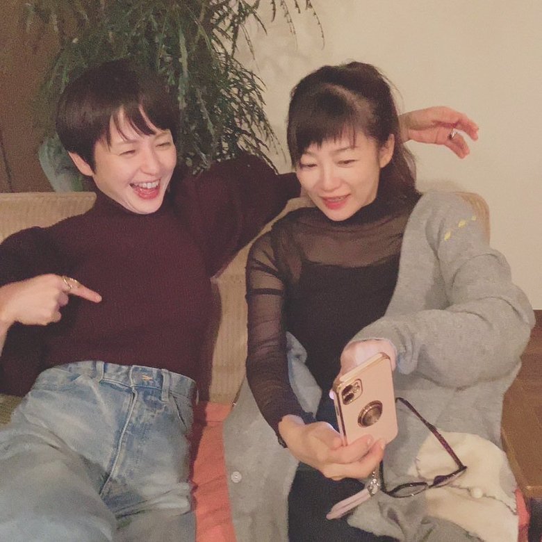 当時から仲が良かった三浦理恵子さん（左）と