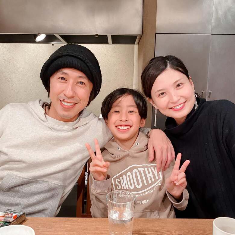 現在は結婚して5人のパパに。次男小学校卒業のお祝いに家族3人で食事