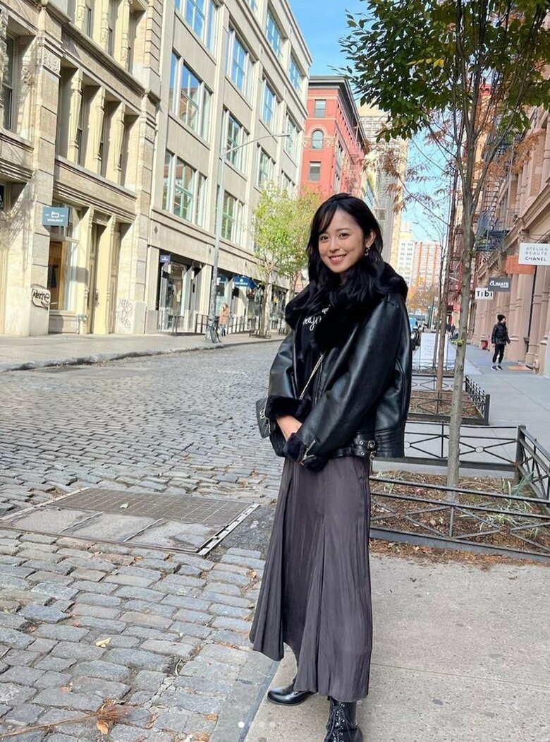 SOHO地区を散策する久慈さん　コーディネートもおしゃれ！