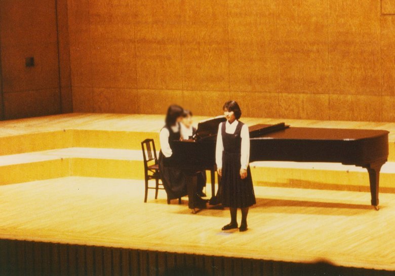 洗足学園の定期演奏会で歌う高校3年生当時の高橋さん