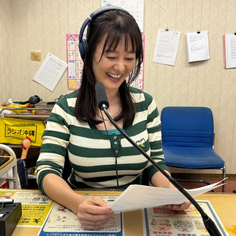 ラジオ沖縄のスタジオで生放送中