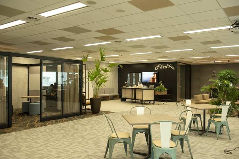 東京汐留本社内のサテライトオフィス「F3rdX(エフサードクロス)」。お客様やビジネスパートナーとのコラボレーションを重視した共創空間として2020年7月に開設。カフェカウンターが設置され、コーヒーなどの飲み物も自由に。