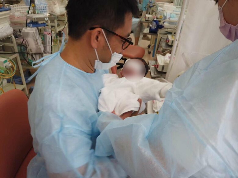 緊張しながらパパ初抱っこ