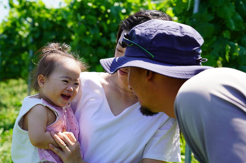 ダウン症を持つ愛子ちゃんと両親