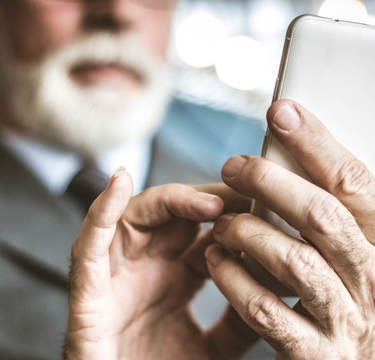 義両親のスマホ代を払って親孝行！？感謝の気持ちは家計に見合うのか