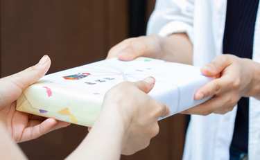 引越しの挨拶で持参する手土産ベストな予算は？迷惑だった物は？